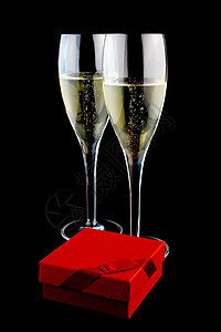 两杯加香槟两杯 礼物旁边有香槟图片