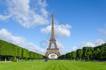 巴黎蓝色天空的埃菲尔铁塔图片