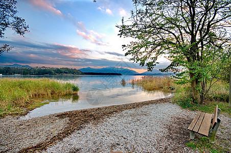 湖边法官 环境 秋天 长椅 木头 天空 山 奥地利 夏天图片