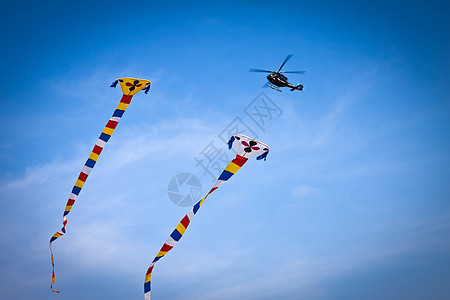 风筝飞行和背景中的直升机;图片