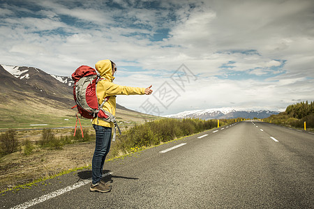 背包装旅游者 喜悦 冬天 搭便车 山脉 自由图片