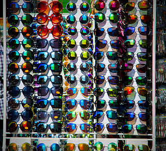 光照和反射的龙冬玻璃和太阳镜 光学 市场 时尚图片