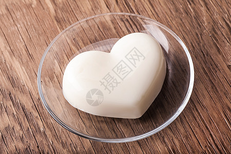 玻璃碟上以心脏形式呈现的香草果冻 食物 柔软的图片