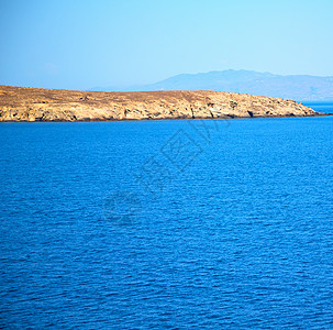 海洋和天空中浮出海面的岛屿上的石灰 村庄 圣托里尼图片