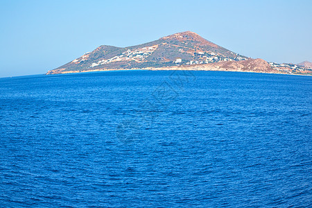 海洋和天空中浮出海面的岛屿上的石灰 岩石 海岸线图片