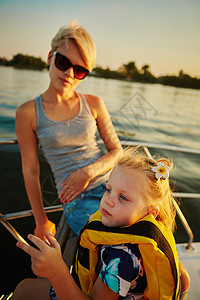 母亲 在游艇上的女儿 家庭概念 旅游 奢华图片