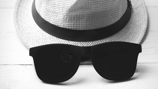 黑色和白色的太阳镜 稻草 时尚 编织 夏天 假期 软盘背景图片