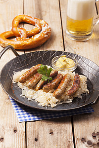 油炸牛肠香肠和酸奶 铁 爽朗 巴伐利亚 热的 德国 平底锅图片