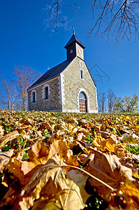 秋天梅德维尼察山的礼拜堂图片