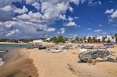 阳光明媚的沙滩上的船只 突尼斯哈马迈特 地中海 阿弗里克 绿松石 宁静图片
