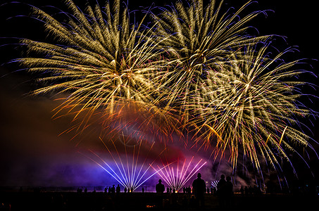 夜空中的多彩烟花 庆祝 火箭 假期 派对 喜庆的 黑暗的图片