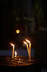 教堂的蜡烛 传统的 发光的 教会 浪漫 黄色的 温暖背景图片