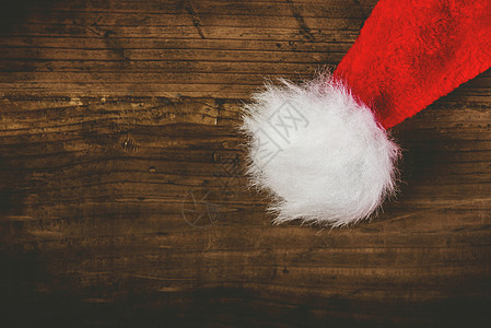 在木制桌子上的圣诞老人礼帽 季节 木制的 圣诞节 老的图片