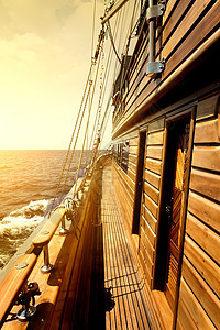 木质海上帆船图片