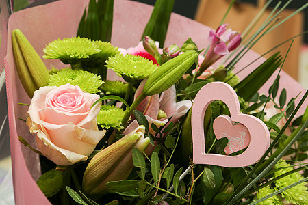 花朵与浪漫的心 漂亮的 情人节 混合物 周年纪念日 惊喜 花瓶 紫色图片