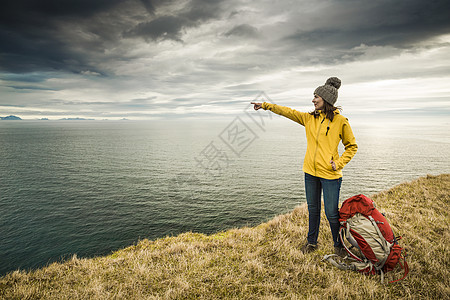 背包装旅游者 悬崖 自然 秋天 希望 庆祝 海洋 国家图片