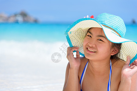 在泰国海滩上快乐的姑娘 海滨 水 旅游 幸福 旅行图片