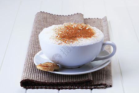 卡布奇诺杯 泡沫 白色的 卡布奇诺咖啡 牛奶 浓咖啡 勺子 飞碟背景图片