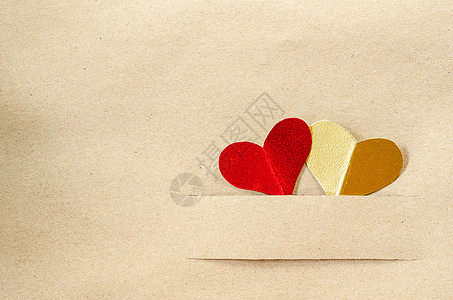金色的心和红色的心 印在旧棕色纸上图片