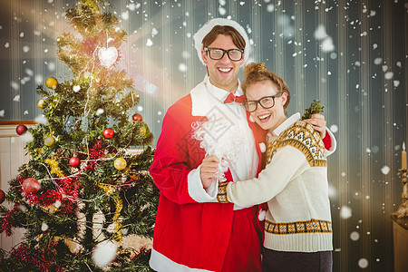 包抱着他女朋友的喜悦服装扮成怪怪人时装 圣诞节图片