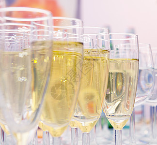 香槟杯在桌子上 酒吧 庆祝的 茶点 液体 机构 酒精图片