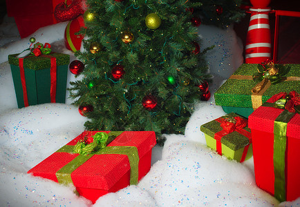 圣诞树现成 箱人造雪花装饰品 白色的 云杉 展示背景图片