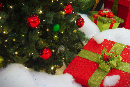 圣诞树现成 箱人造雪花装饰品 装饰的 假期 喜庆的背景图片