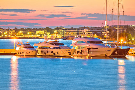 Zadar港口夜景的豪华游艇 奢华 达尔马提亚 假期图片