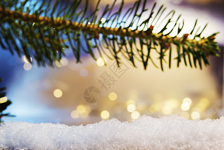 带有bokeh灯光的树枝和人造雪 假期背景图片
