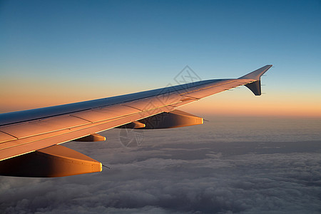 飞机飞越云层上空 云景 天线 地平线 高度 蓝色的图片