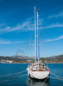 海上航行船舶 帆船 水 海岸线 蓝天 晴天 蓝色的 平静的海面图片