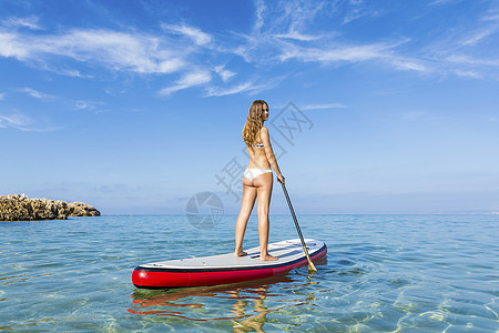 妇女练习划桨 锻炼 假期 水上运动 比基尼 桨板图片
