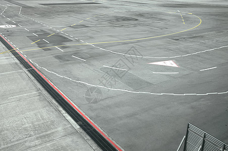 从飞机窗口的机场跑道浏览量 图片