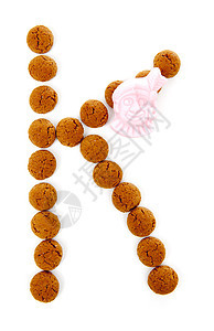 Ginger 坚果 皮派笔 以字母K的形状 孤立在wh背景图片
