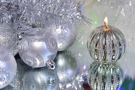 配有蜡烛和银球的圣诞装饰品 白色的 装饰风格 燃烧 反射图片