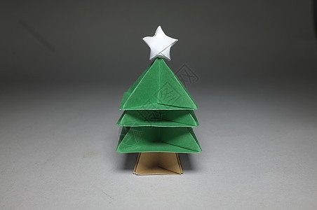 以圣诞树成形的折纸 上面有星星 艺术 折叠 爱好图片