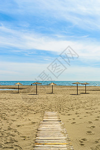 沙沙海滨的木阳伞 假期 旅行 热的 日光浴床 岛 放松图片