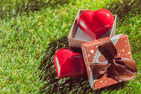 爱的礼物 丰盛的礼物 一个礼品盒 里面有一颗红色的心 金子 美丽的图片