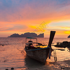 泰国日落海滩上传统的木头长尾鱼船 岛 蓝色的图片