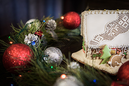 白玻璃中的姜饼屋 快乐的 家 糖 圣诞节装饰 季节背景图片