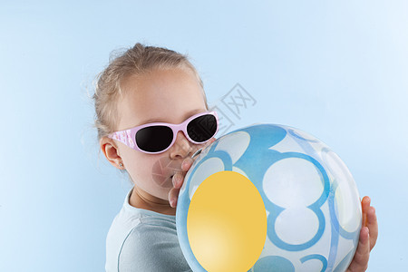 夏天 美丽的小女孩 带着球和太阳镜 微笑 婴儿图片