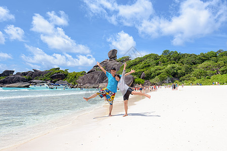 在泰国西米兰海滩上快乐的情侣 男人 喜悦 热带图片