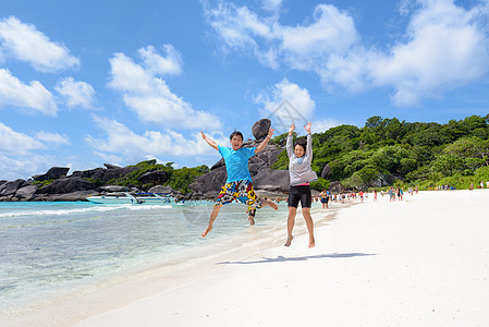 在泰国西米兰海滩上快乐的情侣 蓝色的 海岸 娱乐图片