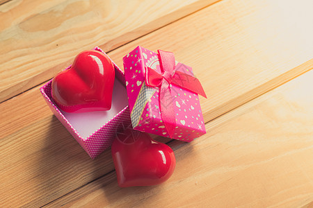 爱的礼物 丰盛的礼物 一个礼品盒 里面有一颗红色的心 金的 美丽的图片