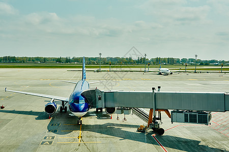 候机大门的飞机 准备起飞 客机 运输 蓝色的 翅膀图片