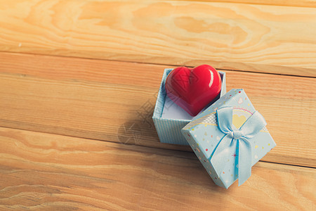爱的礼物 丰盛的礼物 一个礼品盒 里面有一颗红色的心 乐趣 墙纸图片
