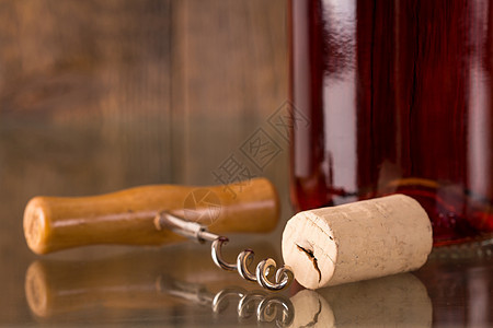 瓶装酒加软木和软木炉图片