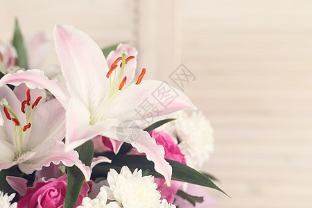 花束花 工作室 百合 开花 菊花 粉色的 礼物 情人节 假期背景图片