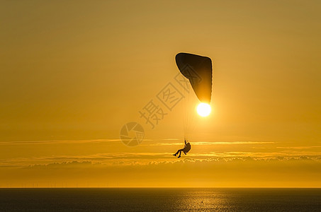 苏特兰德海滩的悬浮 电线 驾驶 日落 漂浮 滑翔伞 爱好图片