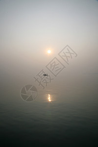在印度最神圣的河流上 一个令人惊叹的日出 印度西孟加拉州桑达班斯的恒河三角洲 阴霾 日落图片